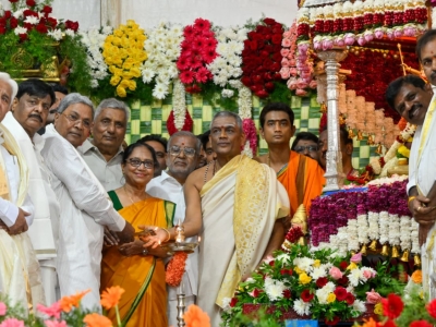 ತಮ್ಮ ಭಾಷಣದ ಮಧ್ಯೆ ಹೊರಹೋಗುತ್ತಿದ್ದ ಜನರಿಗೆ ಗದರಿಸಿದ ಸಿಎಂ ಸಿದ್ದರಾಮಯ್ಯ : ಹೊರ ಬಿಡದಂತೆ ಪೊಲೀಸರಿಗೆ ಆದೇಶ 